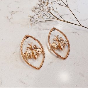 SHEIN Gold Almond-Shaped Bee Earrings
